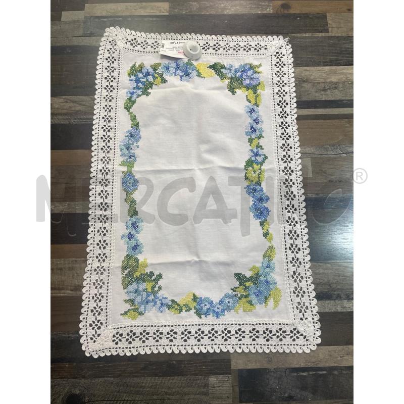 CENTROTAVOLA BIANCO PUNTO CROCE FIORI AZZURRI BORDO UNCINETTO | Mercatino dell'Usato Montesilvano 1