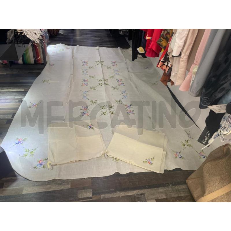 TOVAGLIA BEIGE FIORI RICAMATI RETTANGOLARE+ 12 TOV | Mercatino dell'Usato Montesilvano 1