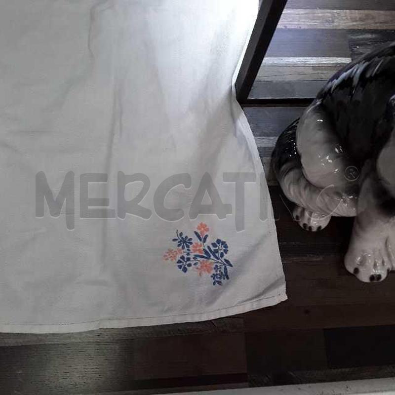 TOVAGLIA RETTANGOLARE BIANC AFIORI CELESTI RICAMATA | Mercatino dell'Usato Montesilvano 2