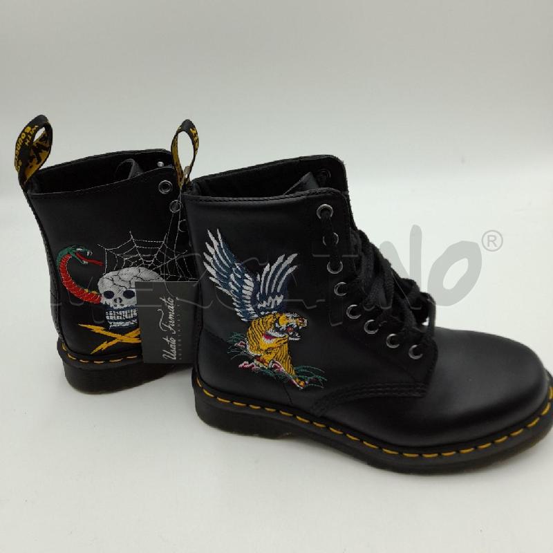 ANFIBI DONNA DR MARTENS NERI CON RICAMO SOUVENIR EMROIDERED  | Mercatino dell'Usato Bastia umbra 1