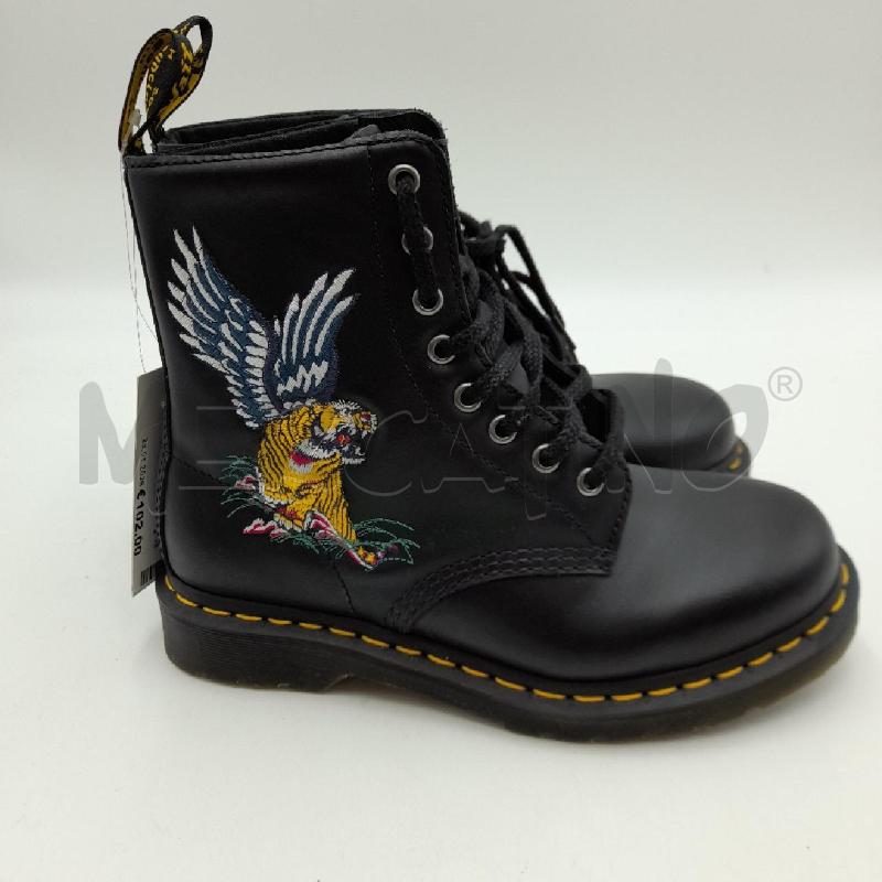 ANFIBI DONNA DR MARTENS NERI CON RICAMO SOUVENIR EMROIDERED  | Mercatino dell'Usato Bastia umbra 2