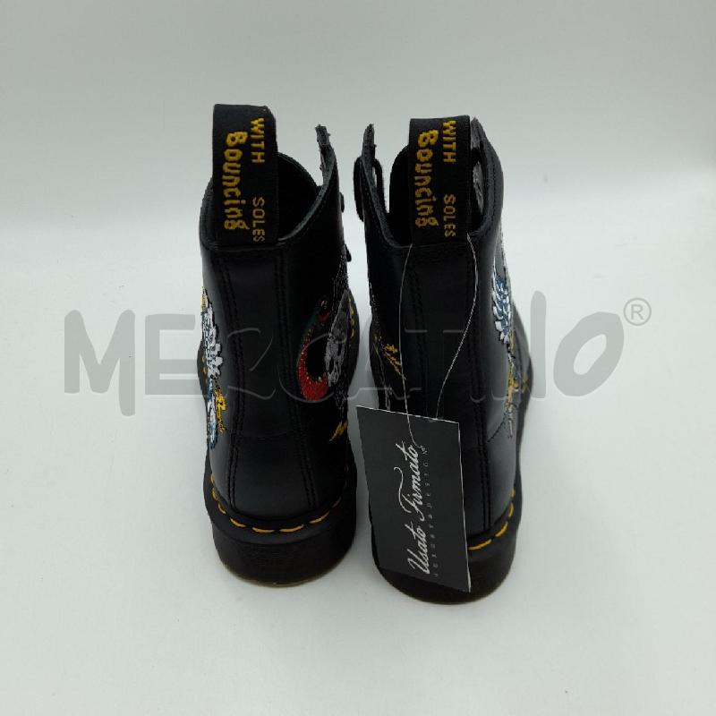 ANFIBI DONNA DR MARTENS NERI CON RICAMO SOUVENIR EMROIDERED  | Mercatino dell'Usato Bastia umbra 5