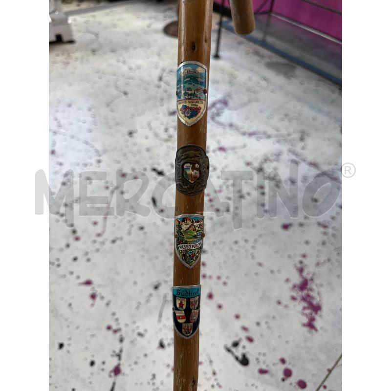 BASTONE DA PASSEGGIATA IN LEGNO CON PLACCHE METALLICHE  | Mercatino dell'Usato Corciano 2