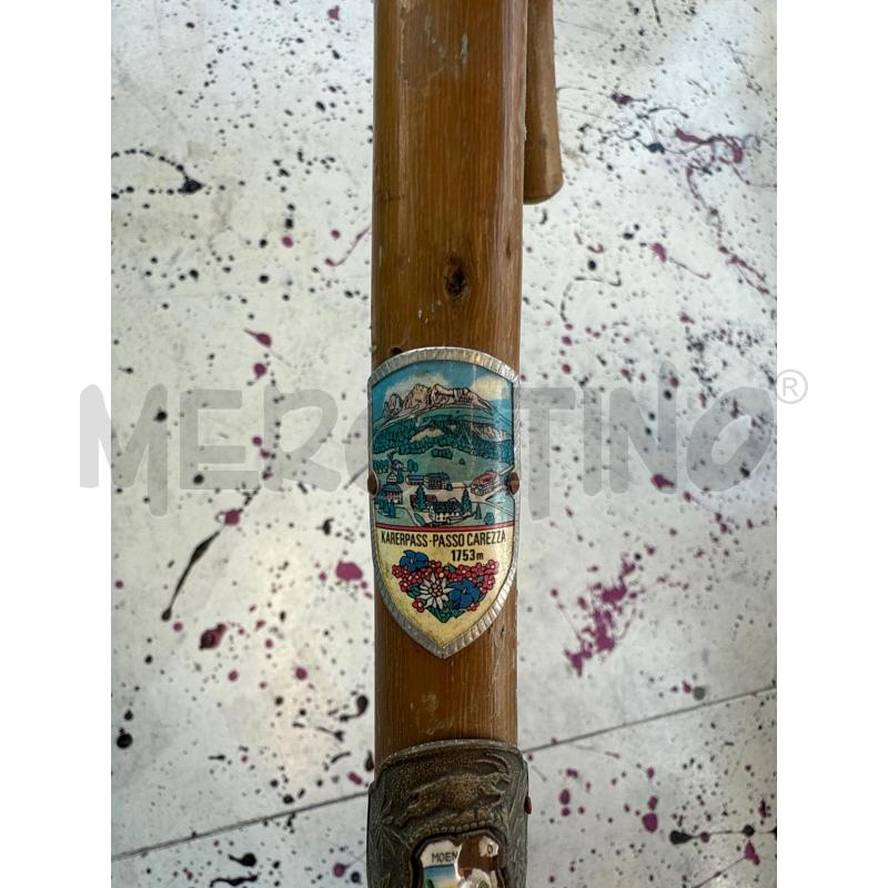 BASTONE DA PASSEGGIATA IN LEGNO CON PLACCHE METALLICHE  | Mercatino dell'Usato Corciano 3