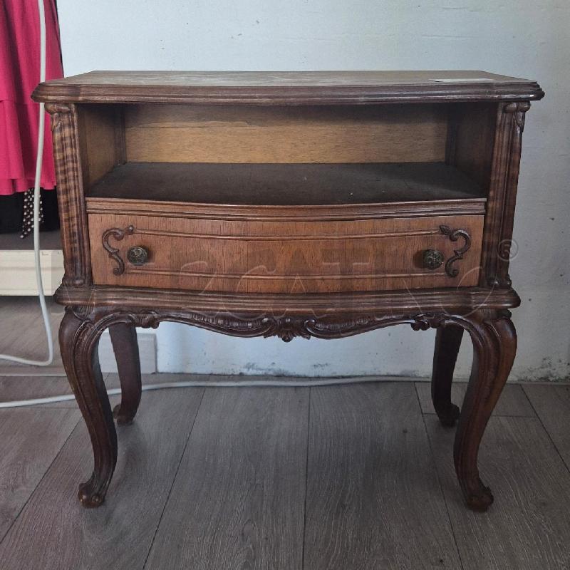 COMODINO IN LEGNO UN CASSETTO GAMBE RICURVE | Mercatino dell'Usato Corciano 1