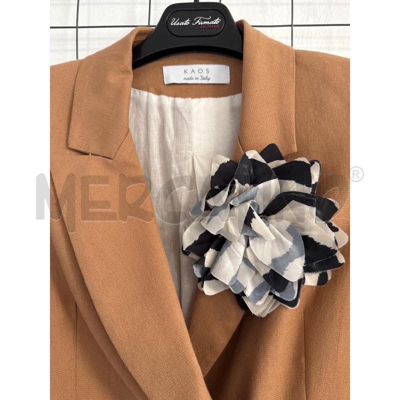 GIACCA DONNA KAOS CAMMELLO CON SPILLA BLU E BIANCA  | Mercatino dell'Usato Corciano 2