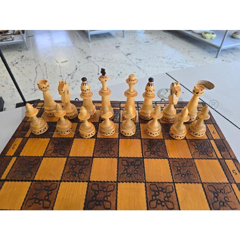 GIOCO SCACCHIERA IN LEGNO CON 32 PZ COMPLETA | Mercatino dell'Usato Corciano 4
