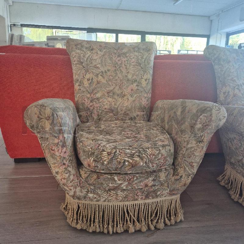 POLTRONA RIVESTIMENTO FLOREALE PRESENTA DELLE USURE | Mercatino dell'Usato Corciano 1