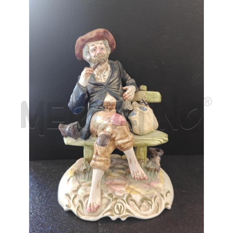 SCULTURA CAPO DI MONTE VAGABONDO SU PANCHIONA 28 CM | Mercatino dell'Usato Corciano 1