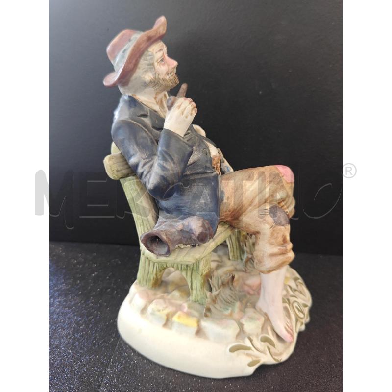 SCULTURA CAPO DI MONTE VAGABONDO SU PANCHIONA 28 CM | Mercatino dell'Usato Corciano 3