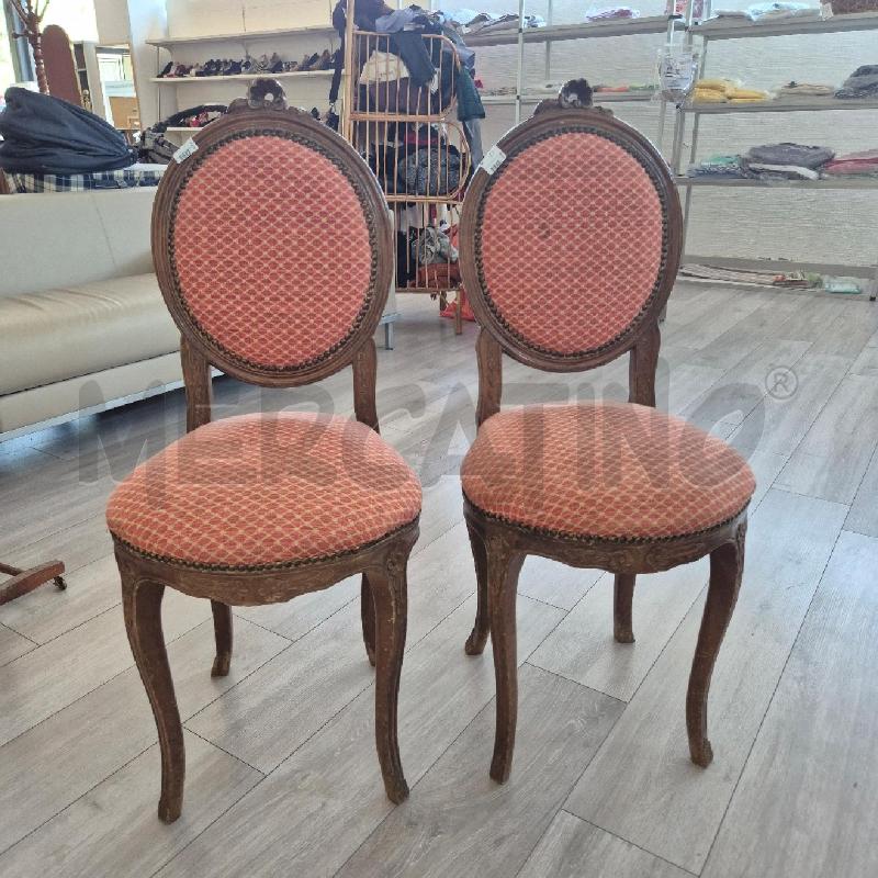 SEDIE PZ. 2 LEGNO TESSUTO ROSSO ROMBI CHIARI DECORAZIONE FIORE DI LEGNO | Mercatino dell'Usato Corciano 1