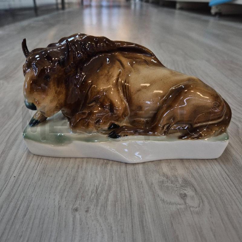 STATUETTA IN PORCELLANA BISONTE  PRODOTTO IN UNGHERIA | Mercatino dell'Usato Corciano 1