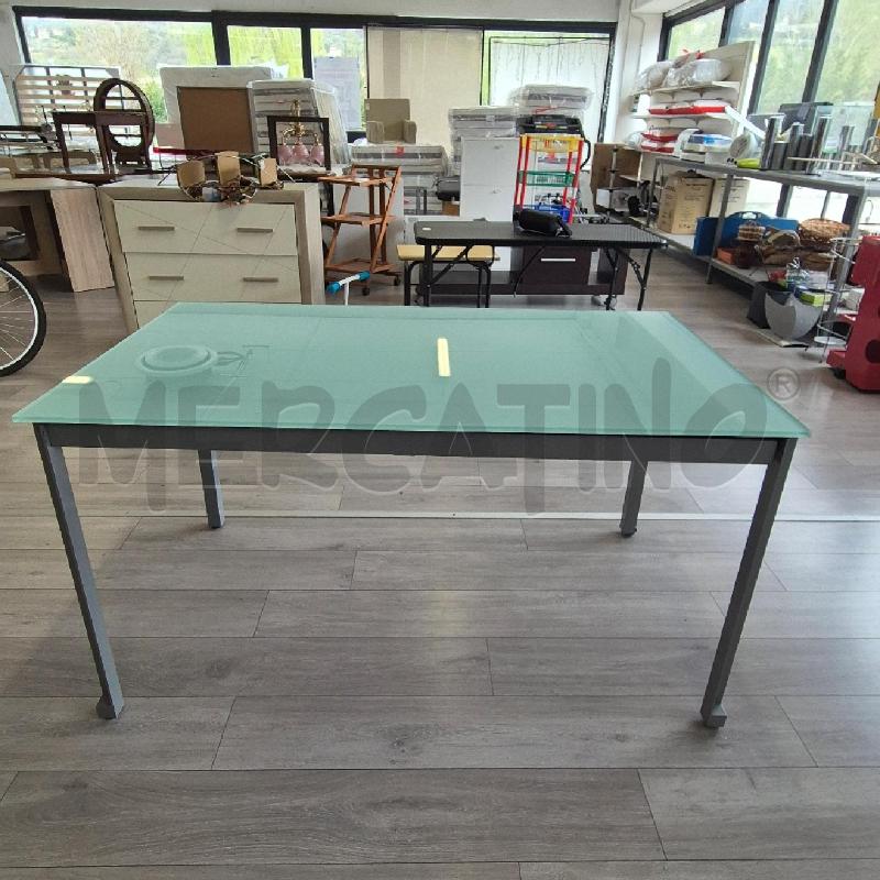 TAVOLO RETTANGOLARE 140X80X75CM PRESENTA SCHEGGIATURE SUL BORDO | Mercatino dell'Usato Corciano 1