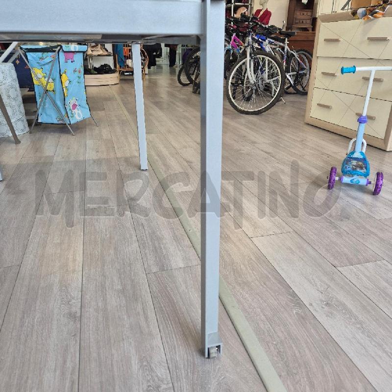 TAVOLO RETTANGOLARE 140X80X75CM PRESENTA SCHEGGIATURE SUL BORDO | Mercatino dell'Usato Corciano 4
