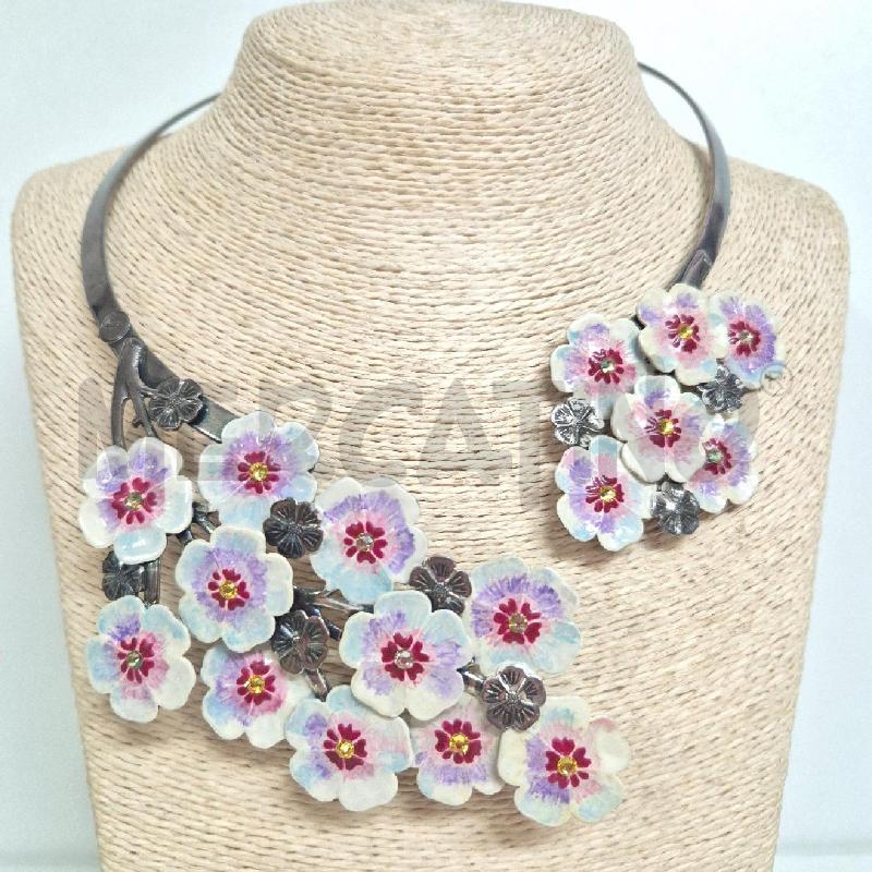 COLLANA REMINESCENCE RIGIDA CON FIORI BIANCHI | Mercatino dell'Usato Cervia 1