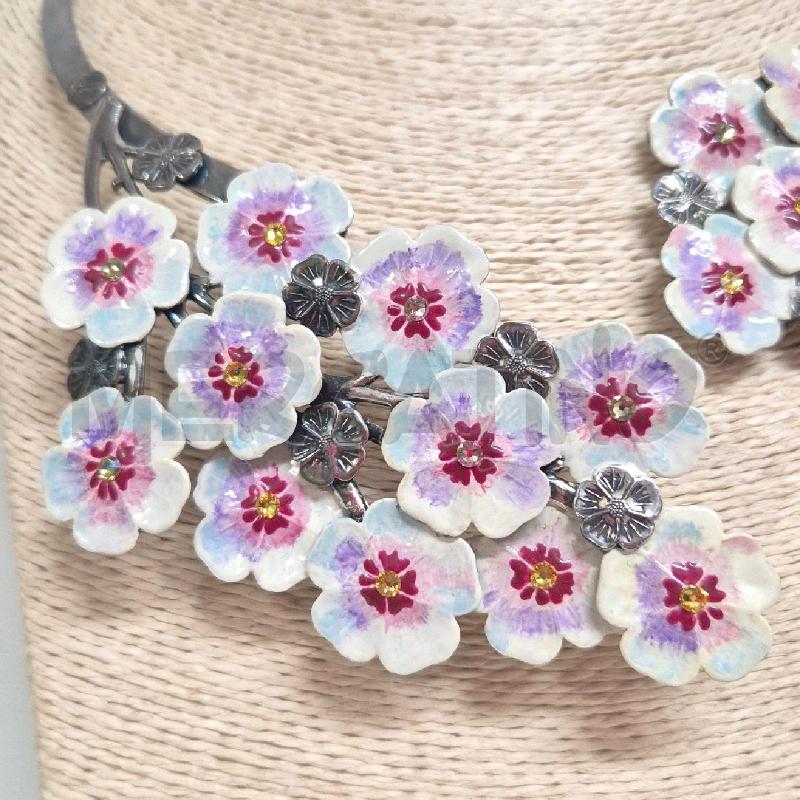 COLLANA REMINESCENCE RIGIDA CON FIORI BIANCHI | Mercatino dell'Usato Cervia 2