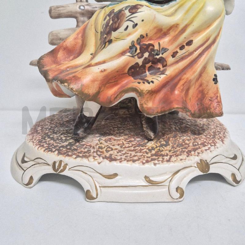 STATUINA CERAMICA DONNA SU PANCHINA CON COLOMBA | Mercatino dell'Usato Cervia 3