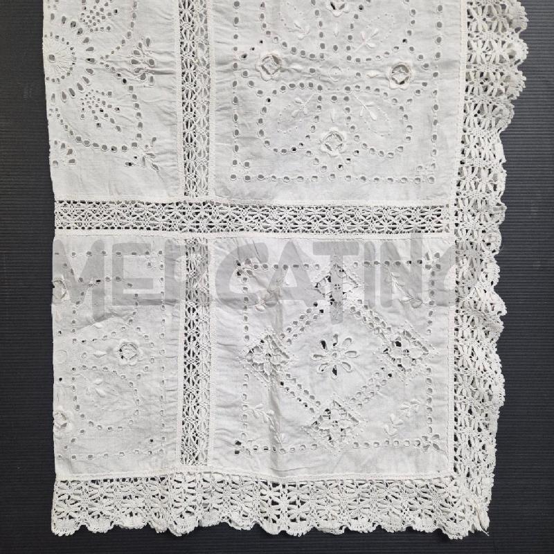 TOVAGLIA QUADRATA 95X95 BIANCA CON RICAMI E UNICINETTO | Mercatino dell'Usato Cervia 1