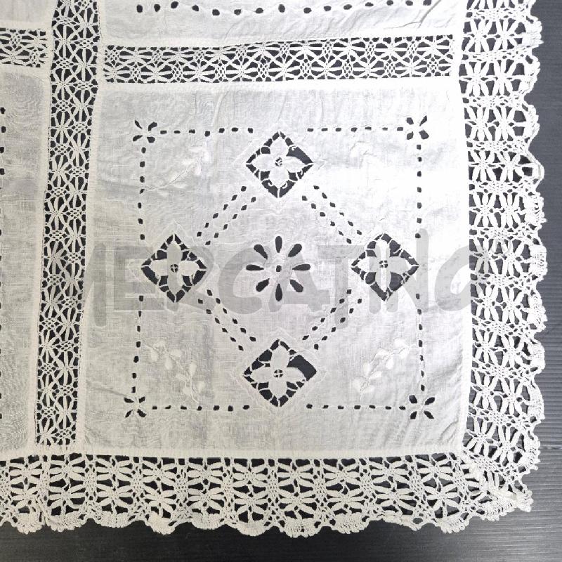 TOVAGLIA QUADRATA 95X95 BIANCA CON RICAMI E UNICINETTO | Mercatino dell'Usato Cervia 2