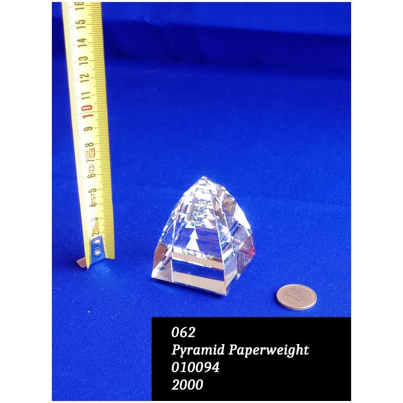 SWAROVSKI PYRAMID PAPERWEIGHT 62 | Mercatino dell'Usato Ravenna sud 3