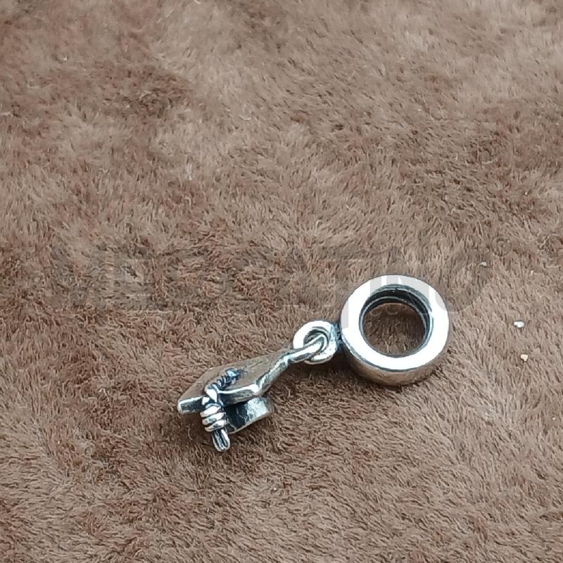 CHARM PANDORA CAPPELLO LAUREA | Mercatino dell'Usato Roma garbatella 2
