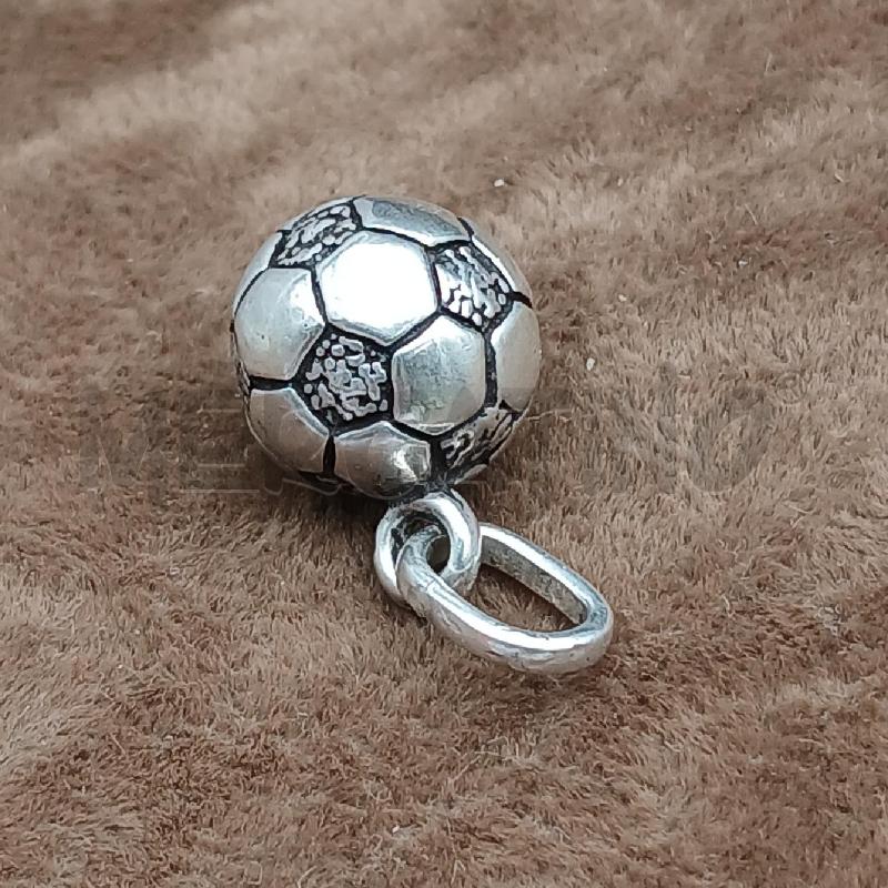 CIONDOLO PALLONE CALCIO  | Mercatino dell'Usato Roma garbatella 3