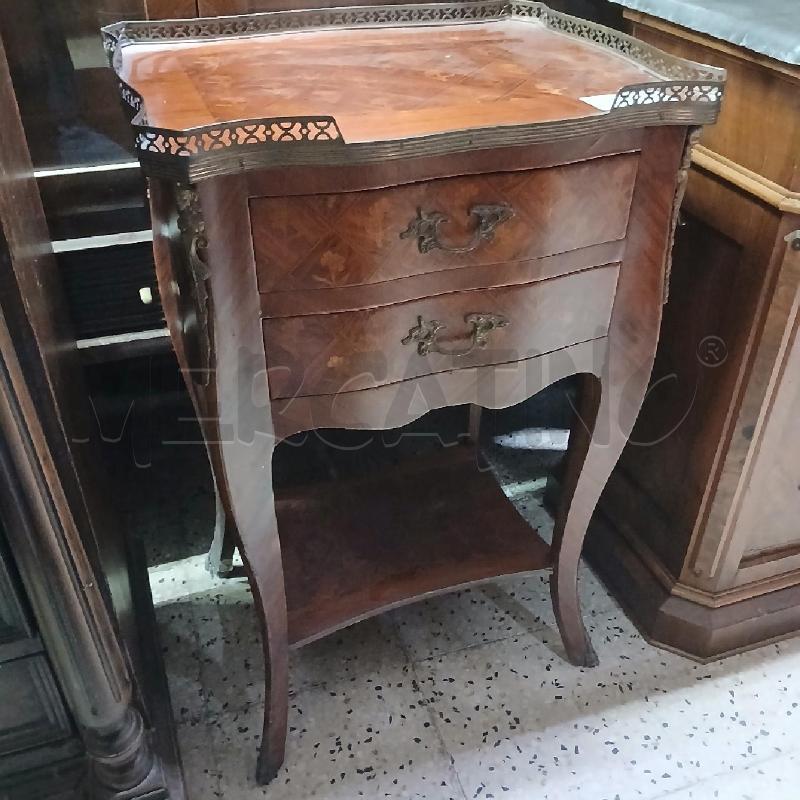 COMODINO INTARSIATO BORDO METALLO  | Mercatino dell'Usato Roma garbatella 1