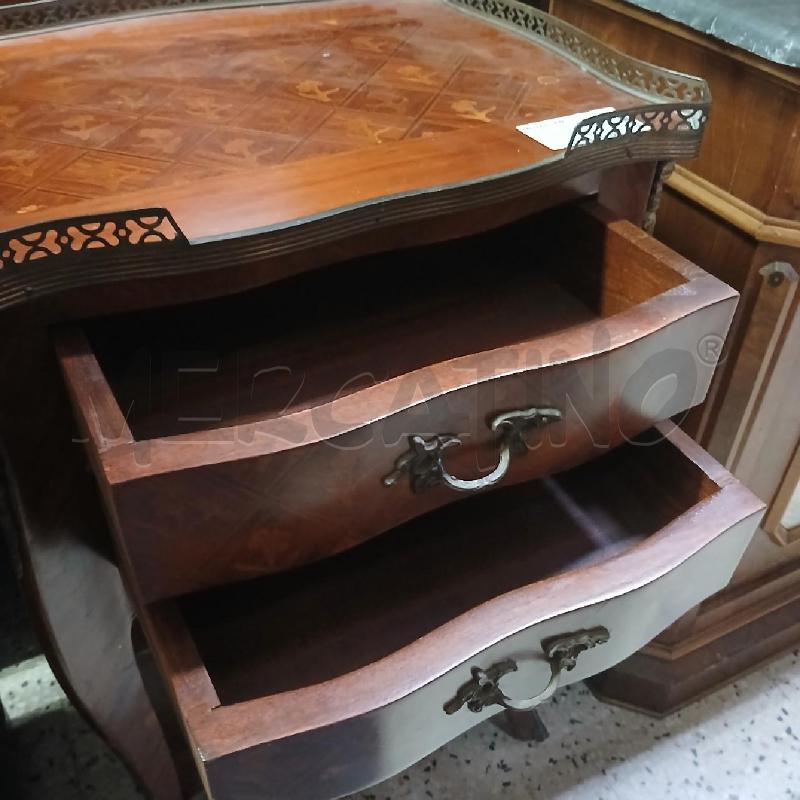COMODINO INTARSIATO BORDO METALLO  | Mercatino dell'Usato Roma garbatella 3