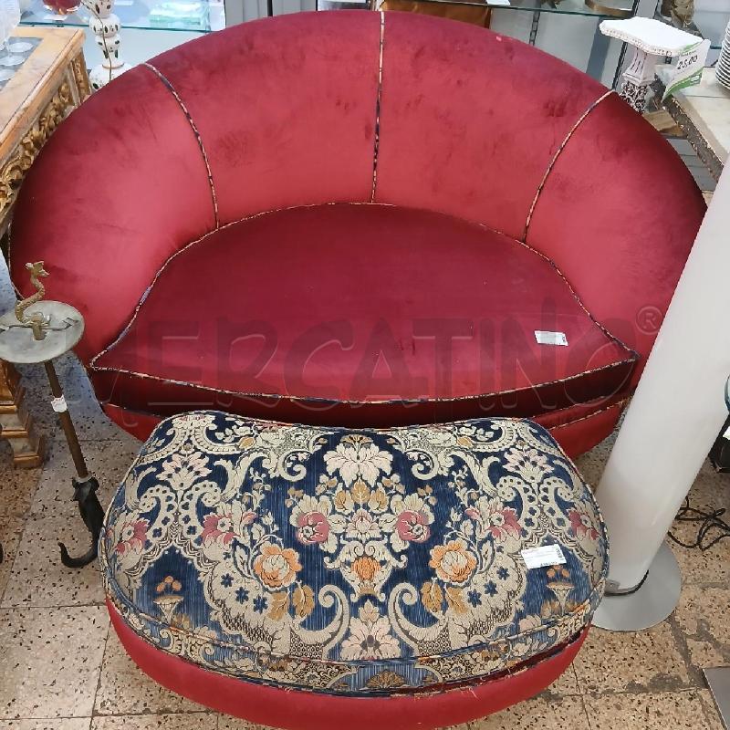 DIVANO CURVO ROSSO + POUF  | Mercatino dell'Usato Roma garbatella 1