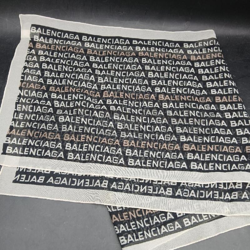 FAZZOLETTO BALENCIAGA NERO BEIGE SCRITTE | Mercatino dell'Usato Roma garbatella 1