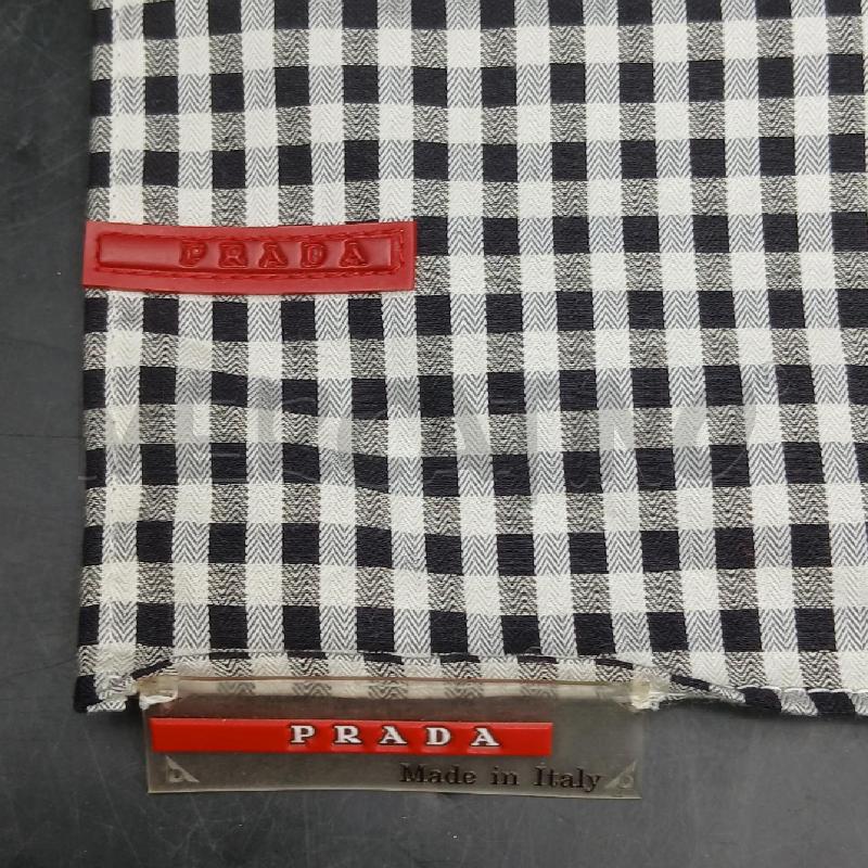 FAZZOLETTO PRADA SCACCHI  | Mercatino dell'Usato Roma garbatella 2