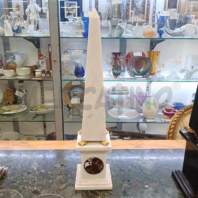 OBELISCO MARMO BIANCO INSERTI NERI | Mercatino dell'Usato Roma garbatella 1