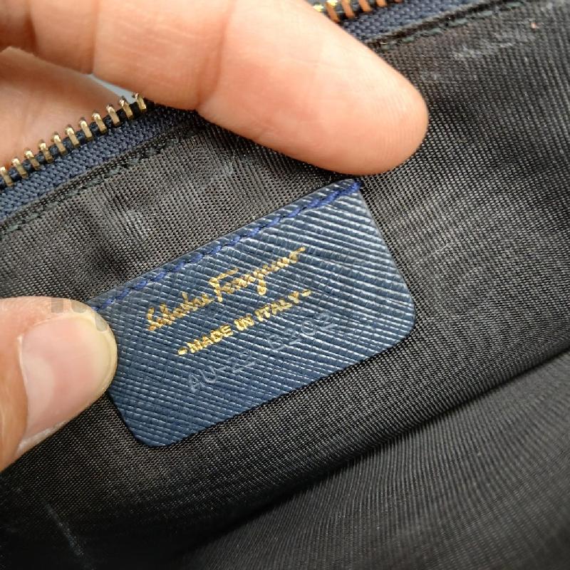 POCHETTE SALVATORE FERRAGAMO BLU  | Mercatino dell'Usato Roma garbatella 5