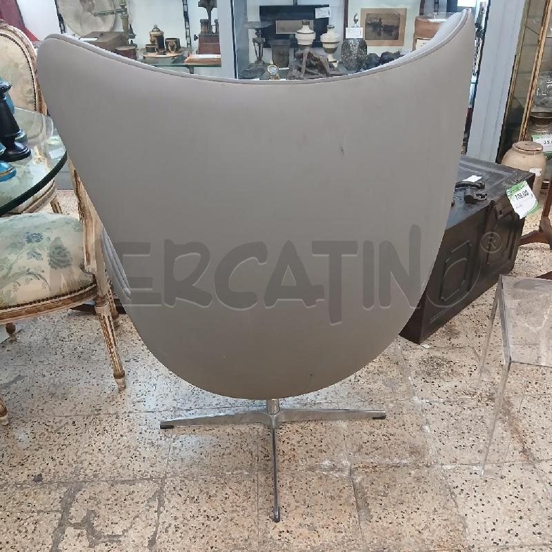 POLTRONA ATTR. JACOBSEN EGG | Mercatino dell'Usato Roma garbatella 3