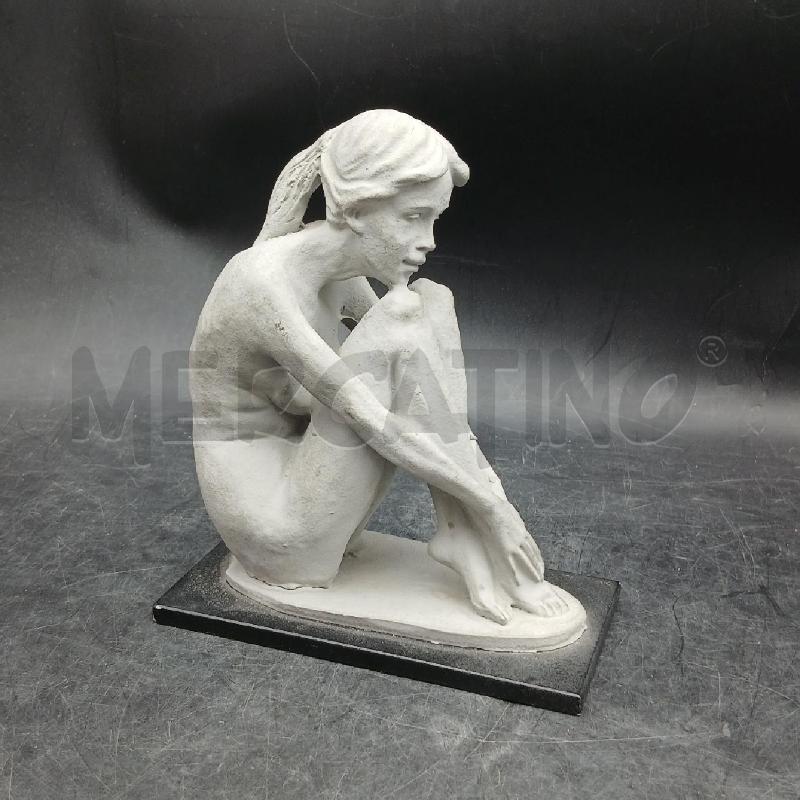 SCULTURA CERAMICA RAGAZZA ACCOVACCIATA | Mercatino dell'Usato Roma garbatella 1