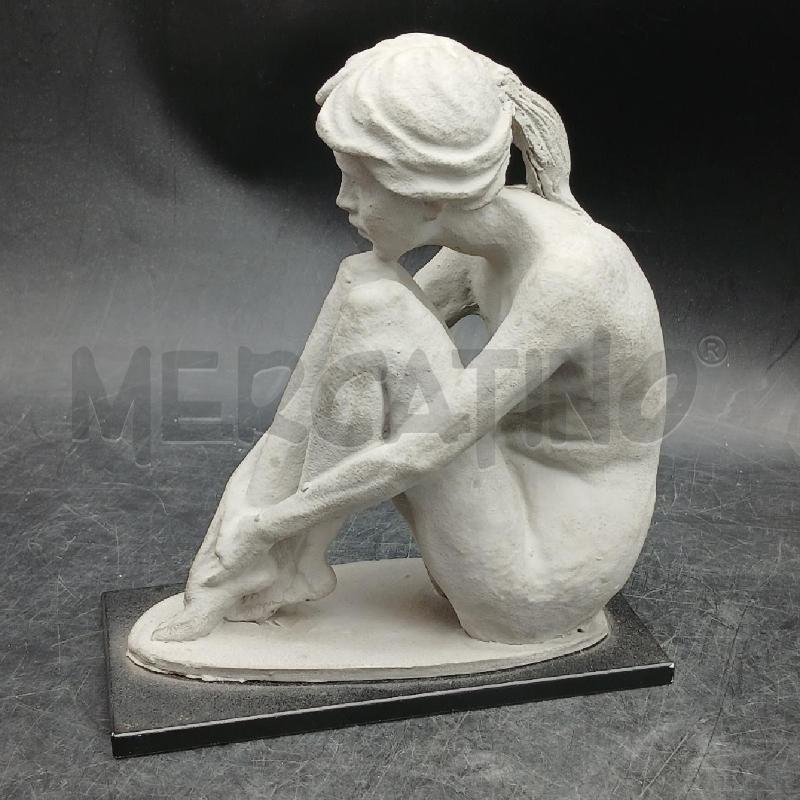 SCULTURA CERAMICA RAGAZZA ACCOVACCIATA | Mercatino dell'Usato Roma garbatella 2