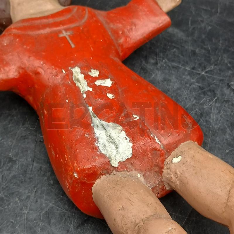 SCULTURA PERSONAGGIO VEST ROSSO CROCE | Mercatino dell'Usato Roma garbatella 3