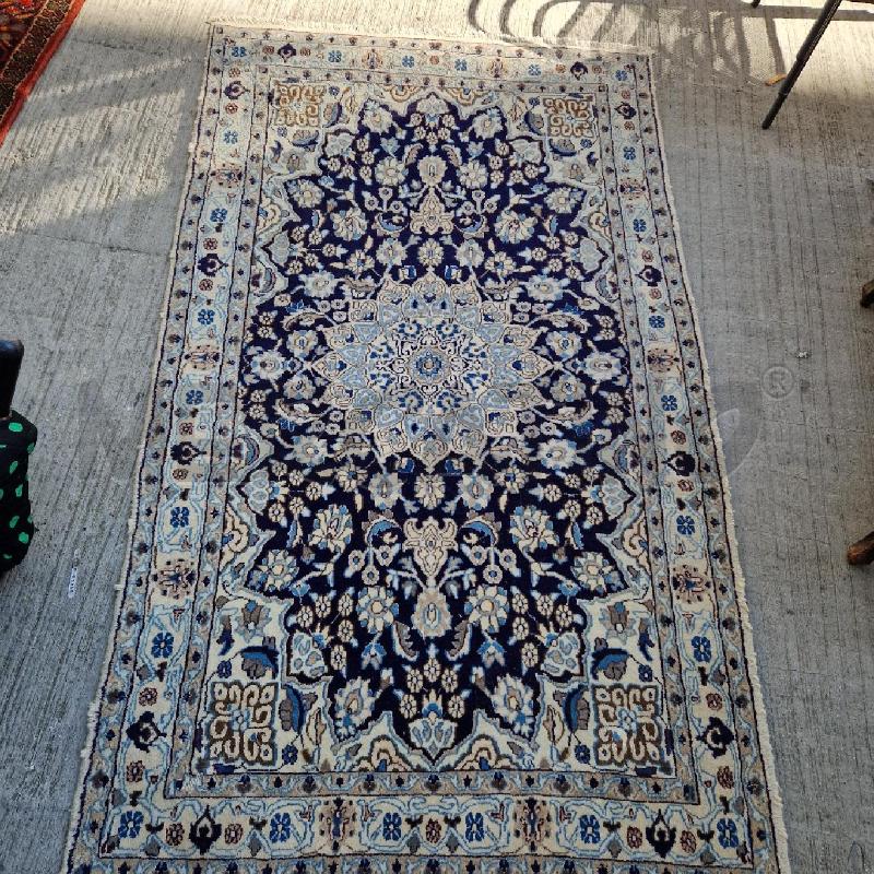 TAPPETO BEIGE FIORI BLU  | Mercatino dell'Usato Roma garbatella 1