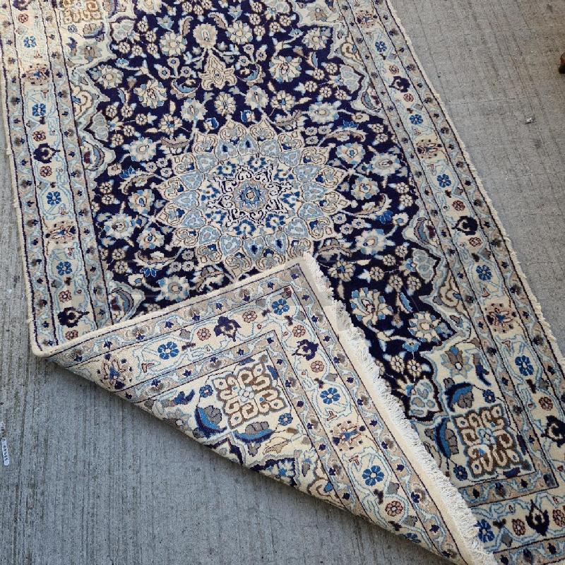 TAPPETO BEIGE FIORI BLU  | Mercatino dell'Usato Roma garbatella 3