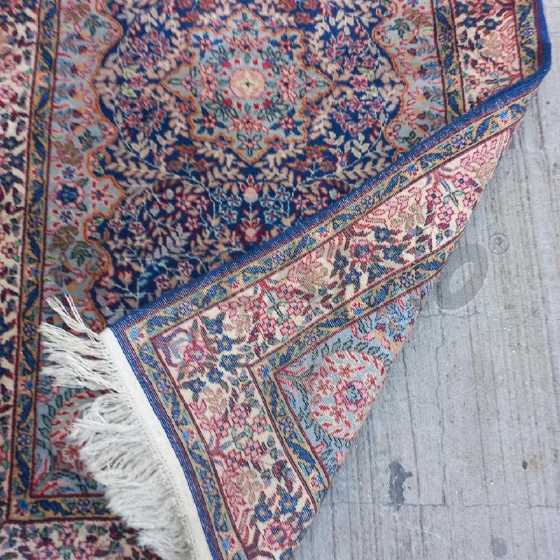 TAPPETO BLU FIORI ROSA  | Mercatino dell'Usato Roma garbatella 3