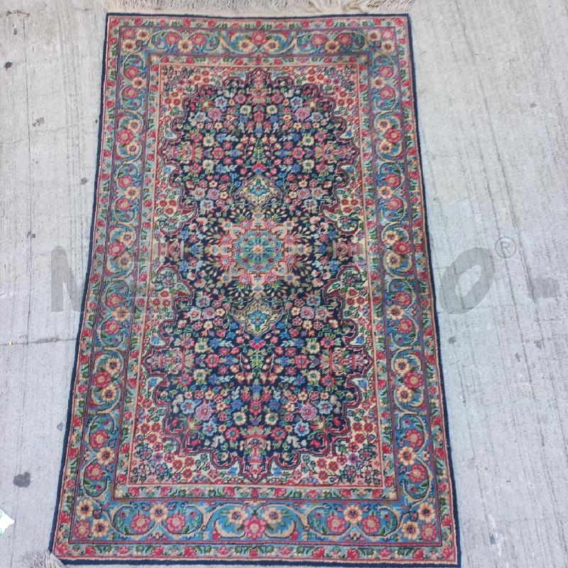 TAPPETO BLU FIORI ROSA  | Mercatino dell'Usato Roma garbatella 1