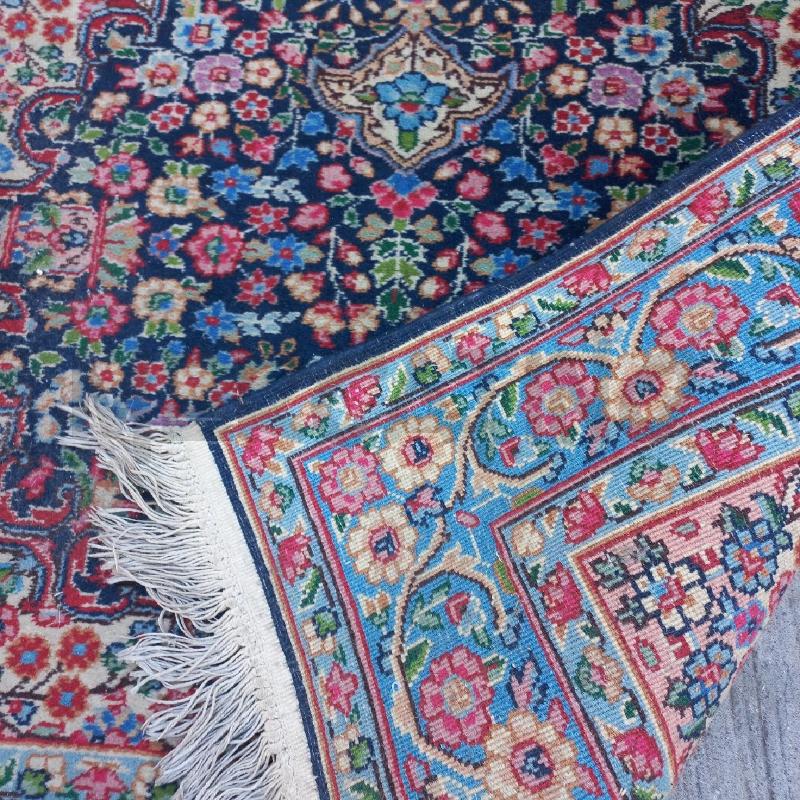 TAPPETO BLU FIORI ROSA  | Mercatino dell'Usato Roma garbatella 3