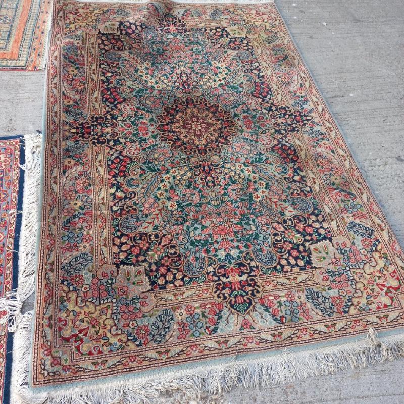 TAPPETO FLOREALE SFONDO AZZURRO 210 X 130 | Mercatino dell'Usato Roma garbatella 1