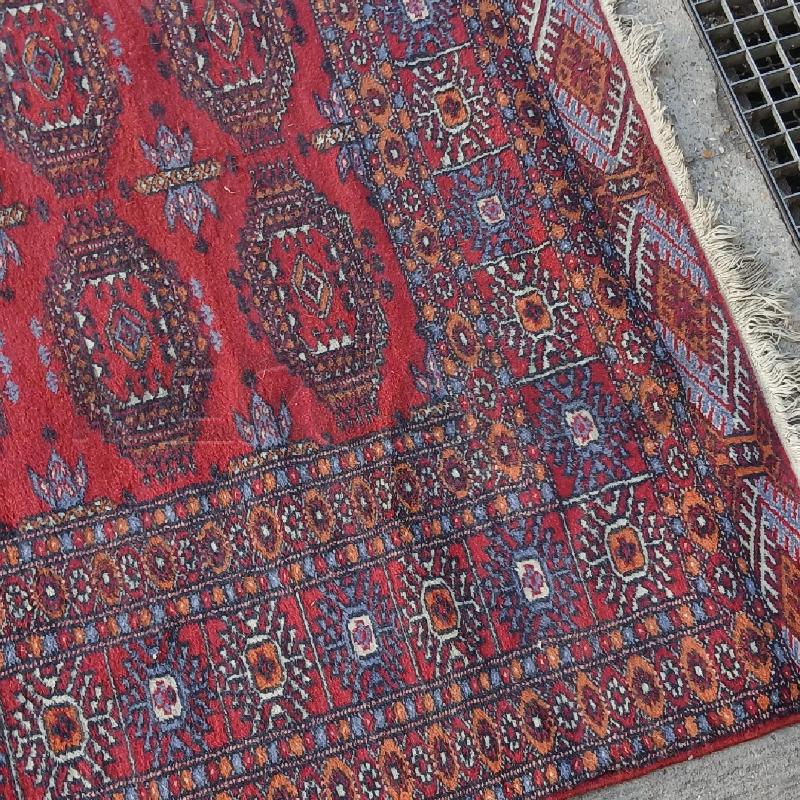 TAPPETO ROSSO CERCHI BLU  | Mercatino dell'Usato Roma garbatella 3