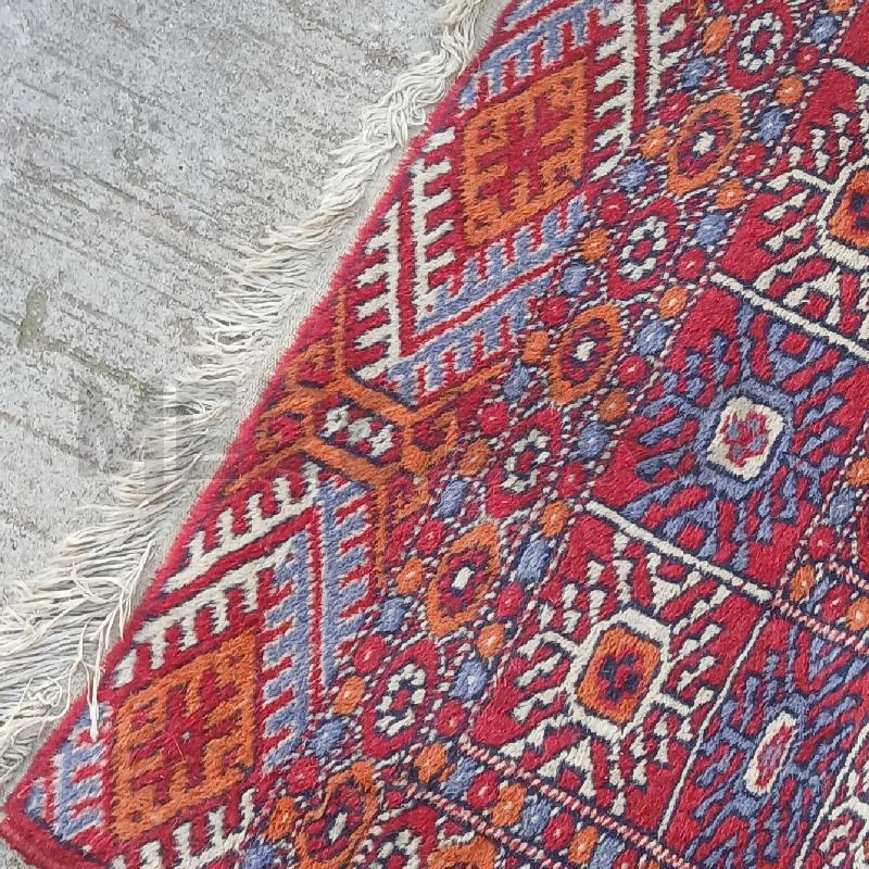 TAPPETO ROSSO CERCHI BLU  | Mercatino dell'Usato Roma garbatella 4