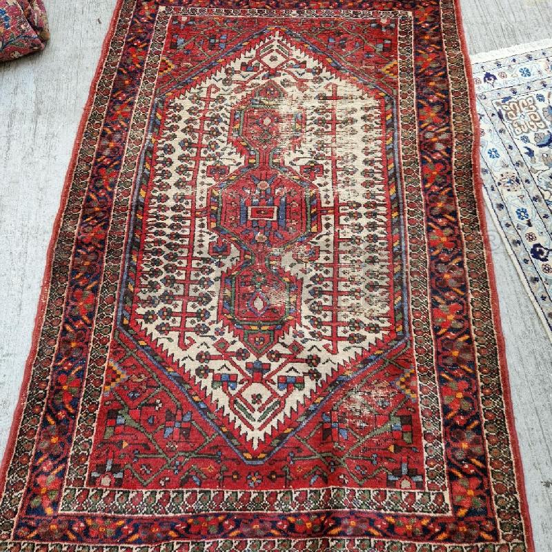 TAPPETO ROSSO CORNICE BEIGE DISEGNI CENTRALI  | Mercatino dell'Usato Roma garbatella 1