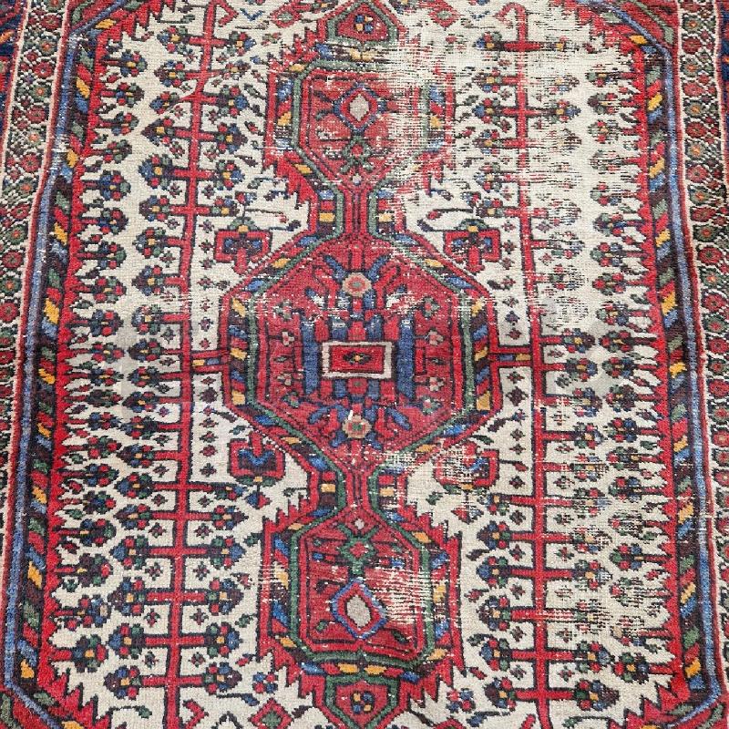 TAPPETO ROSSO CORNICE BEIGE DISEGNI CENTRALI  | Mercatino dell'Usato Roma garbatella 2