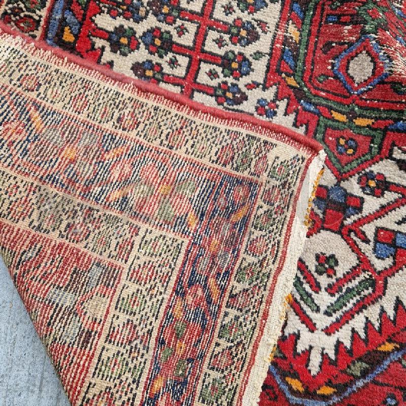 TAPPETO ROSSO CORNICE BEIGE DISEGNI CENTRALI  | Mercatino dell'Usato Roma garbatella 3