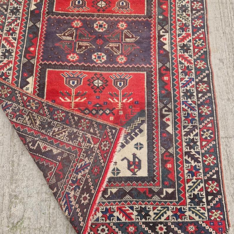 TAPPETO ROSSO DISEGNIO NERI | Mercatino dell'Usato Roma garbatella 3