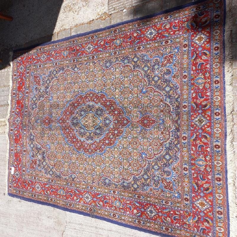 TAPPETO ROSSO DISEGNI BLU FIORI  | Mercatino dell'Usato Roma garbatella 1